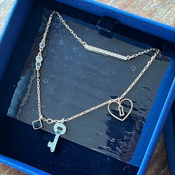 Swarovski Glowing Necklace Oval Key Set // Like New!! - Picture 2 of 5